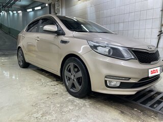 2015 Kia Rio III Рестайлинг, бежевый, 1150000 рублей, вид 2