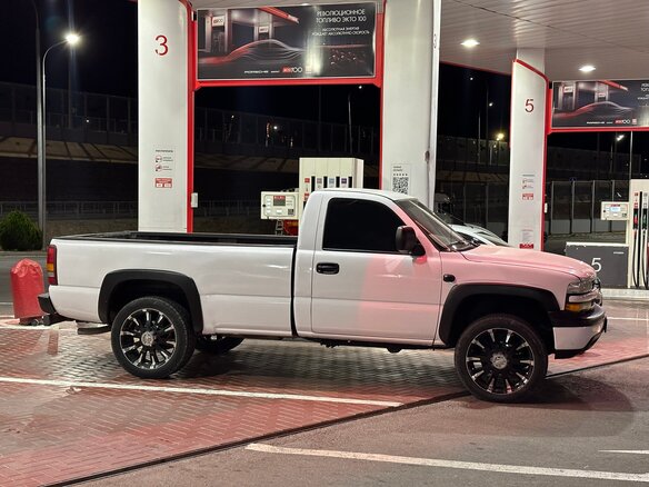 2001 Chevrolet Silverado, белый, 1699900 рублей - вид 1