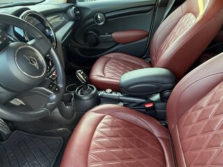 2021 Mini Hatch Cooper III (F55/F56) Рестайлинг 2, белый, 2800000 рублей, вид 5
