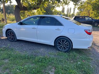 2017 Toyota Camry VII (XV50) Рестайлинг 2, белый, 1950000 рублей, вид 3