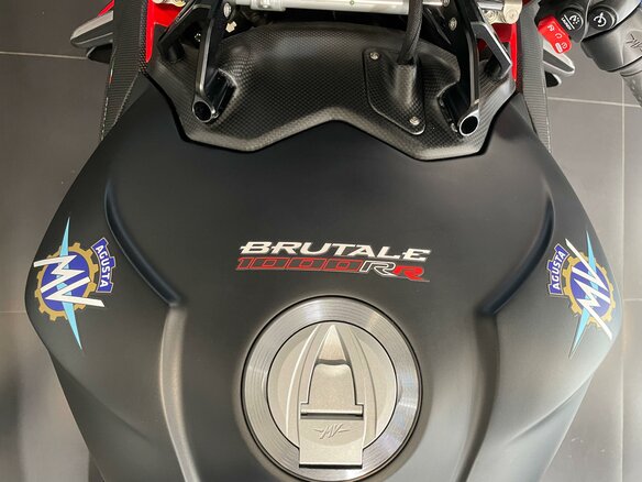 2023 MV Agusta Brutale 1000, чёрный - вид 2