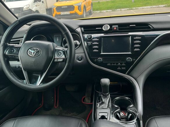 2019 Toyota Camry VIII (XV70), жёлтый, 1670000 рублей - вид 4