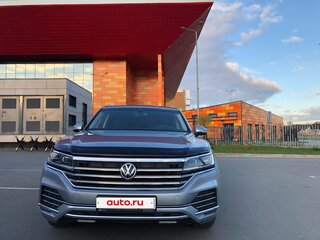 2018 Volkswagen Touareg III, серебристый, 5300000 рублей, вид 3