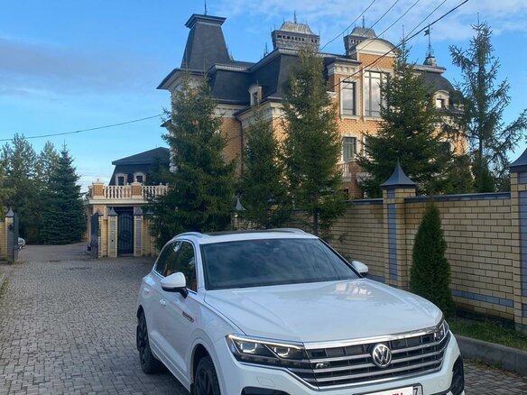 2019 Volkswagen Touareg III, белый, 5650000 рублей