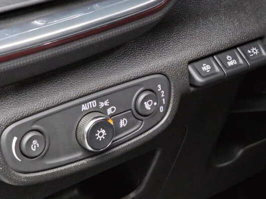 2023 Chevrolet TrailBlazer III Рестайлинг, белый, 1750000 рублей - вид 13