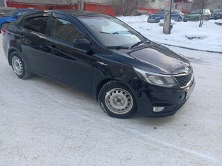 2016 Kia Rio III Рестайлинг, чёрный, 700000 рублей, вид 3
