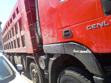 2023 IVECO-Hongyan 8x4 (CQ3406), красный, 3629985 рублей, вид 3