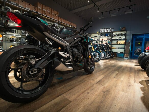 2026 Triumph Street Triple, серебристый, 1690000 рублей - вид 1