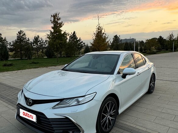 2021 Toyota Camry VIII (XV70) Рестайлинг, белый, 3700000 рублей