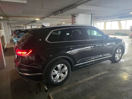 2019 Volkswagen Touareg III, чёрный, 3990000 рублей, вид 4