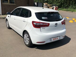 2013 Kia Rio 5-speed III, белый, 559000 рублей, вид 4