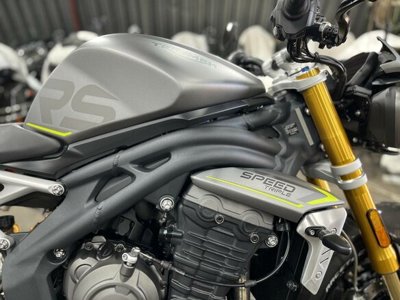 2021 Triumph Speed Triple, серый, 1520000 рублей - вид 17