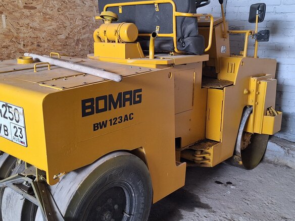 2001 Bomag BW 123 AD, жёлтый - вид 1
