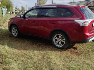 2014 Mitsubishi Outlander III Рестайлинг, красный, 1600000 рублей, вид 4