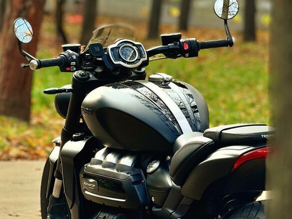 2022 Triumph Rocket III, чёрный, 1870000 рублей - вид 1