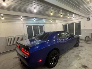 2020 Dodge Challenger III Рестайлинг 2, синий, 3900000 рублей, вид 2