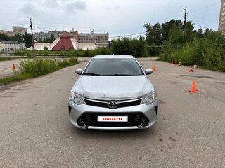 2015 Toyota Camry VII (XV50) Рестайлинг, серебристый, 1900000 рублей, вид 2