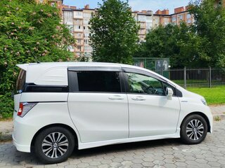 2014 Honda Freed Spike I Рестайлинг, белый, 1350000 рублей, вид 3