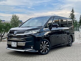 2022 Toyota Noah IV (R90), чёрный, 3750000 рублей, вид 1