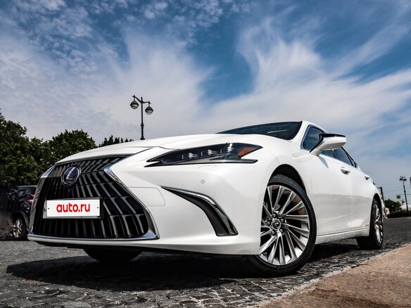 2021 Lexus ES 300h VII Рестайлинг, белый, 5150000 рублей - вид 9