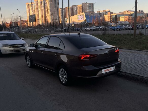 2020 Volkswagen Polo VI, коричневый, 1402000 рублей - вид 6