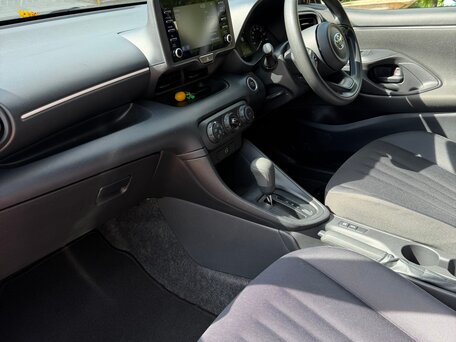 2022 Toyota Yaris IV, фиолетовый, 1300000 рублей, вид 5