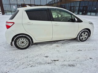 2017 Toyota Vitz III (XP130) Рестайлинг, белый, 970000 рублей, вид 4