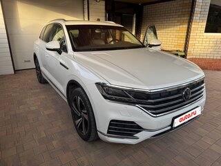 2021 Volkswagen Touareg III, белый, 5800000 рублей, вид 3