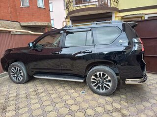 2021 Toyota Land Cruiser Prado 150 Series Рестайлинг 3, чёрный, 9000000 рублей, вид 4