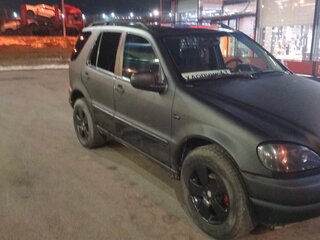 1999 Mercedes-Benz M-Класс 320 I (W163), чёрный, 650000 рублей, вид 3