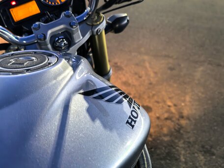 2005 Honda CB 600F Hornet, серебристый, 400000 рублей, вид 4
