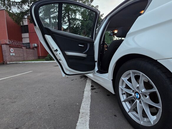 2010 BMW 3 серии 318i V (E90/E91/E92/E93) Рестайлинг, белый, 1000000 рублей - вид 8