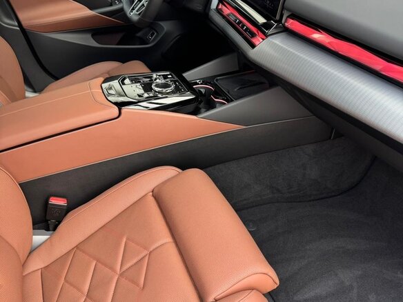 2025 BMW 5 серии 530e xDrive VIII (G60/G61/G68), чёрный, 9600000 рублей - вид 11