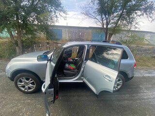 2003 Volkswagen Touareg I, серебристый, 850000 рублей, вид 3