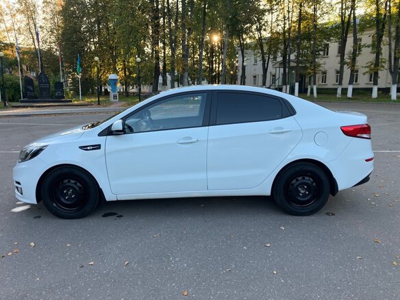 2015 Kia Rio III Рестайлинг, белый, 830000 рублей - вид 7