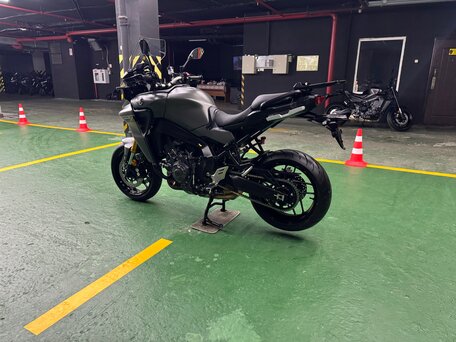 2022 Yamaha MT-09 Tracer (FJ-09), серый, 1325000 рублей, вид 5
