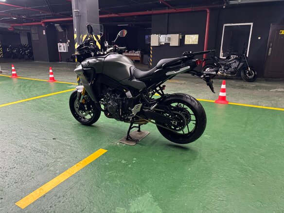 2022 Yamaha MT-09 Tracer (FJ-09), серый, 1325000 рублей - вид 5