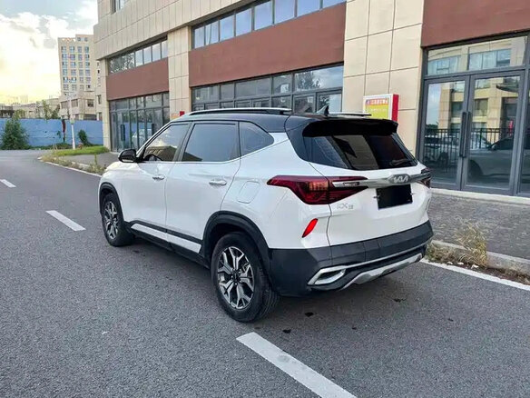 2022 Kia KX3, белый, 1327000 рублей - вид 3