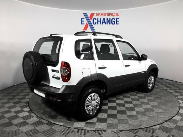 2015 Chevrolet Niva I Рестайлинг, белый - вид 4
