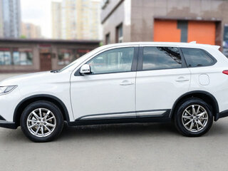 2018 Mitsubishi Outlander III Рестайлинг 3, белый, 1690000 рублей, вид 4