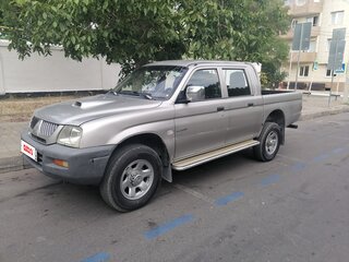 2005 Mitsubishi L200 III Рестайлинг, серебристый, 900000 рублей, вид 2