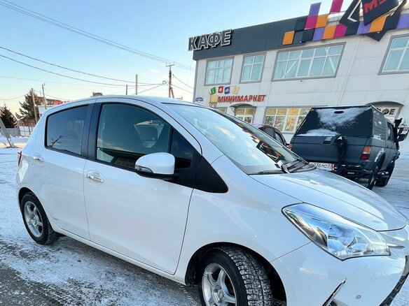 2018 Toyota Vitz III (XP130) Рестайлинг 2, белый, 1280000 рублей - вид 1