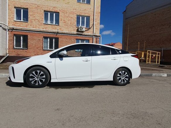 2019 Toyota Prius IV Рестайлинг (XW50), белый, 2150000 рублей - вид 5