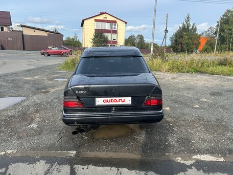 1994 Mercedes-Benz E-Класс 200 I (W124), синий, 250000 рублей, вид 4