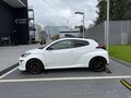 2020 Toyota Yaris IV, белый, 4100000 рублей - вид 3