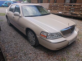 2002 Lincoln Town Car III, бежевый, 2400000 рублей, вид 2