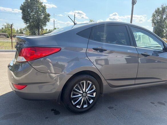 2013 Hyundai Accent IV, серый, 850000 рублей - вид 4
