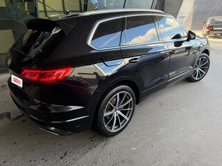 2018 Volkswagen Touareg III, чёрный, 3700000 рублей, вид 3