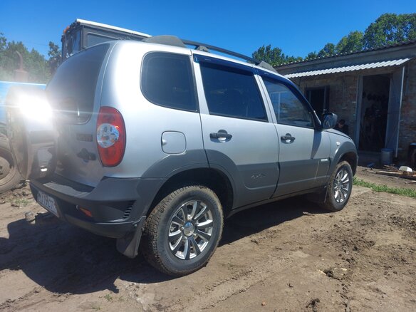 2013 Chevrolet Niva I Рестайлинг, серебристый, 710000 рублей - вид 2