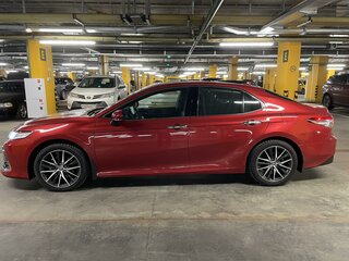 2021 Toyota Camry VIII (XV70) Рестайлинг, красный, 3480000 рублей, вид 4